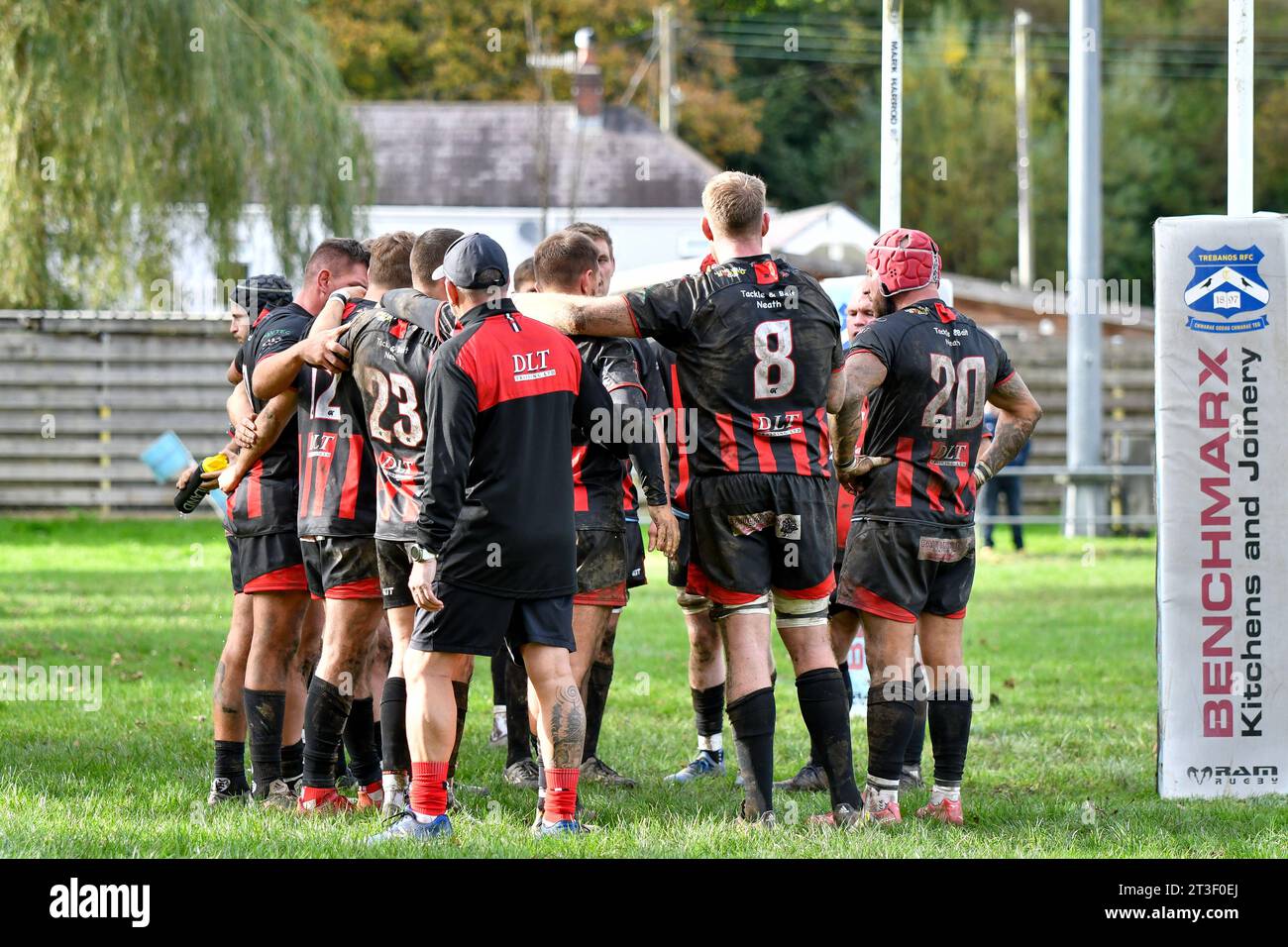 Trebanos, Galles. 21 ottobre 2023. I giocatori di Maesteg Quins dietro le postazioni durante la partita WRU Admiral Championship West tra Trebanos e Maesteg Quins al Park di Trebanos, Galles, Regno Unito, il 21 ottobre 2023. Crediti: Duncan Thomas/Majestic Media. Foto Stock