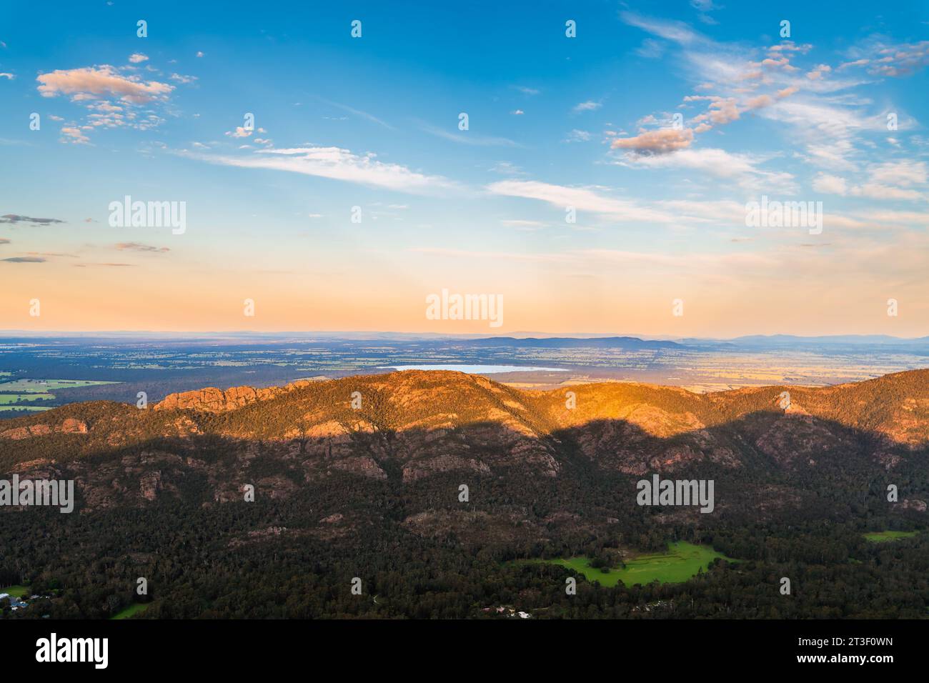 Spettacolari montagne del Parco Nazionale dei Grampians con il Lago Bellfield visto dal punto panoramico di Pinnacle al tramonto, Halls Gap, Victoria, Australia Foto Stock