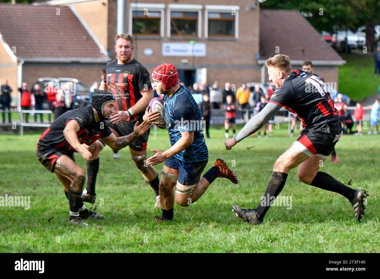 Trebanos, Galles. 21 ottobre 2023. Mackenzie Clayton di Trebanos sotto la pressione di Rhodri Davies e Owen Howe di Maesteg Quins durante la partita WRU Admiral Championship West tra Trebanos e Maesteg Quins al Park di Trebanos, Galles, Regno Unito, il 21 ottobre 2023. Crediti: Duncan Thomas/Majestic Media. Foto Stock