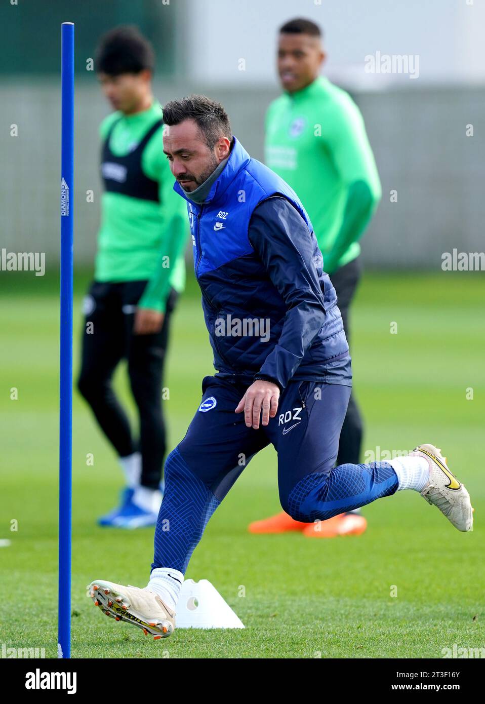 Brighton e il manager di Hove Albion Roberto De Zerbi durante una sessione di allenamento presso l'American Express Elite Football Performance Centre, Lancing. Data foto: Mercoledì 25 ottobre 2023. Foto Stock