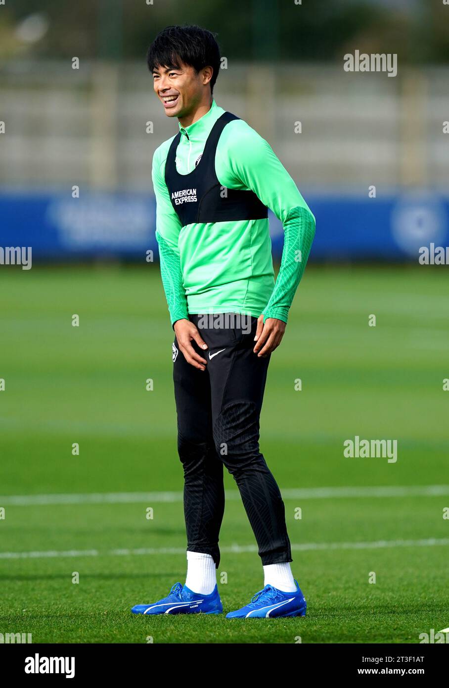 Kaoru Mitoma di Brighton e Hove Albion durante una sessione di allenamento presso l'American Express Elite Football Performance Centre, Lancing. Data foto: Mercoledì 25 ottobre 2023. Foto Stock