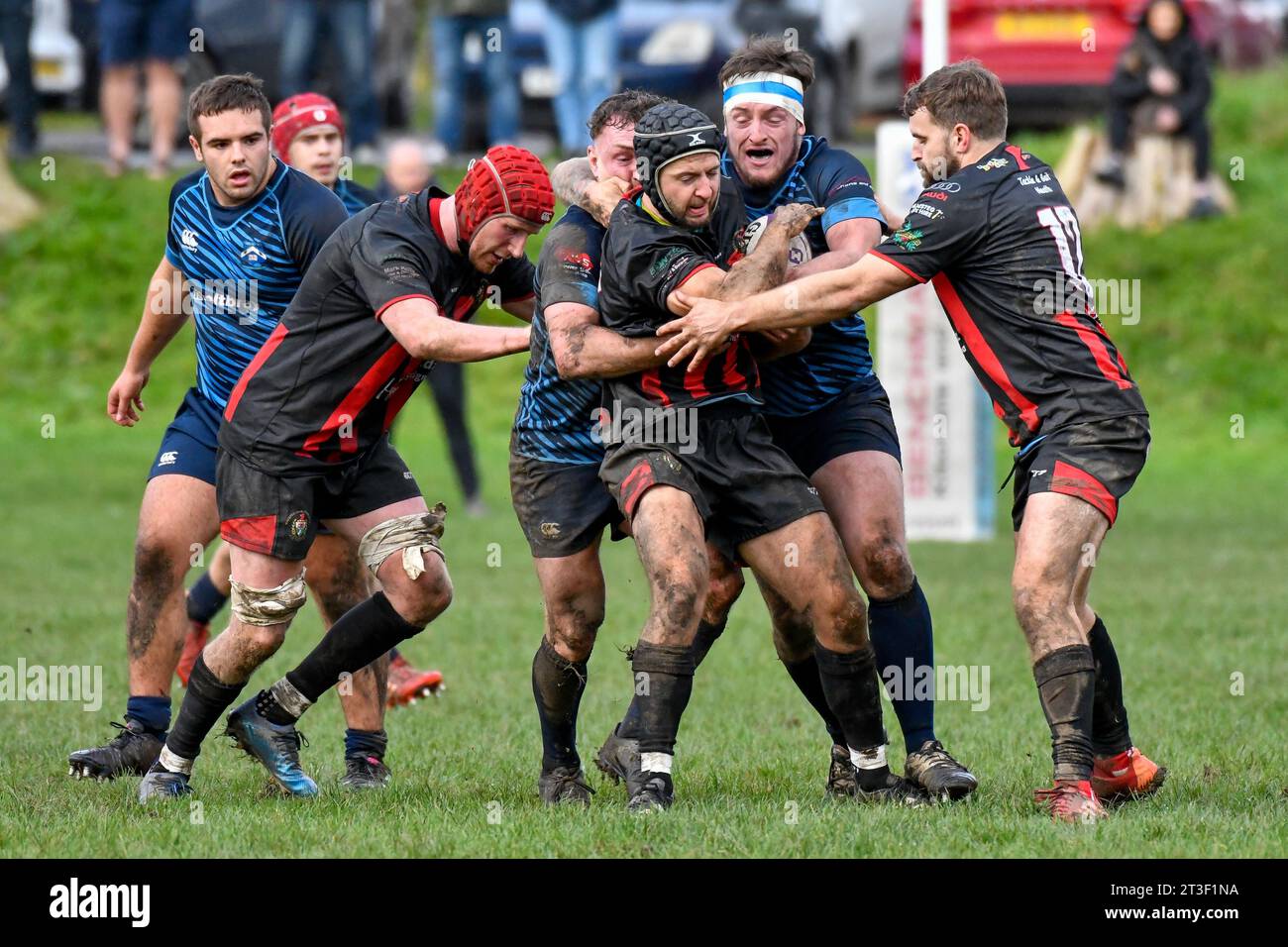 Trebanos, Galles. 21 ottobre 2023. Aled Humphreys di Trebanos affronta Rhodri Davies di Maesteg Quins durante la partita WRU Admiral Championship West tra Trebanos e Maesteg Quins al Park di Trebanos, Galles, Regno Unito, il 21 ottobre 2023. Crediti: Duncan Thomas/Majestic Media. Foto Stock