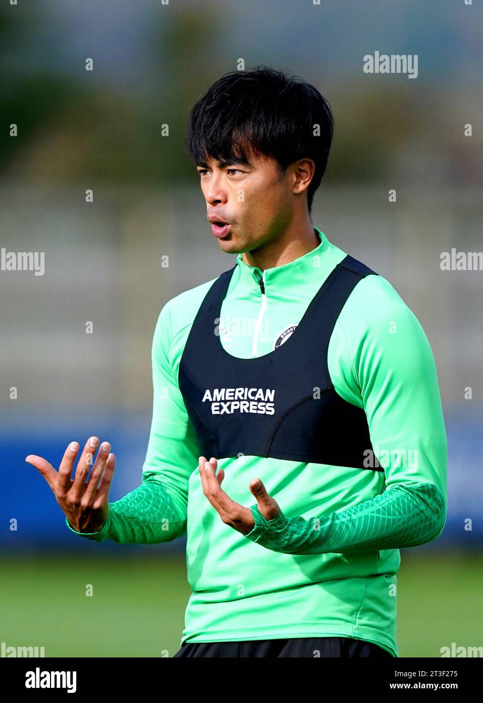 Kaoru Mitoma di Brighton e Hove Albion durante una sessione di allenamento presso l'American Express Elite Football Performance Centre, Lancing. Data foto: Mercoledì 25 ottobre 2023. Foto Stock