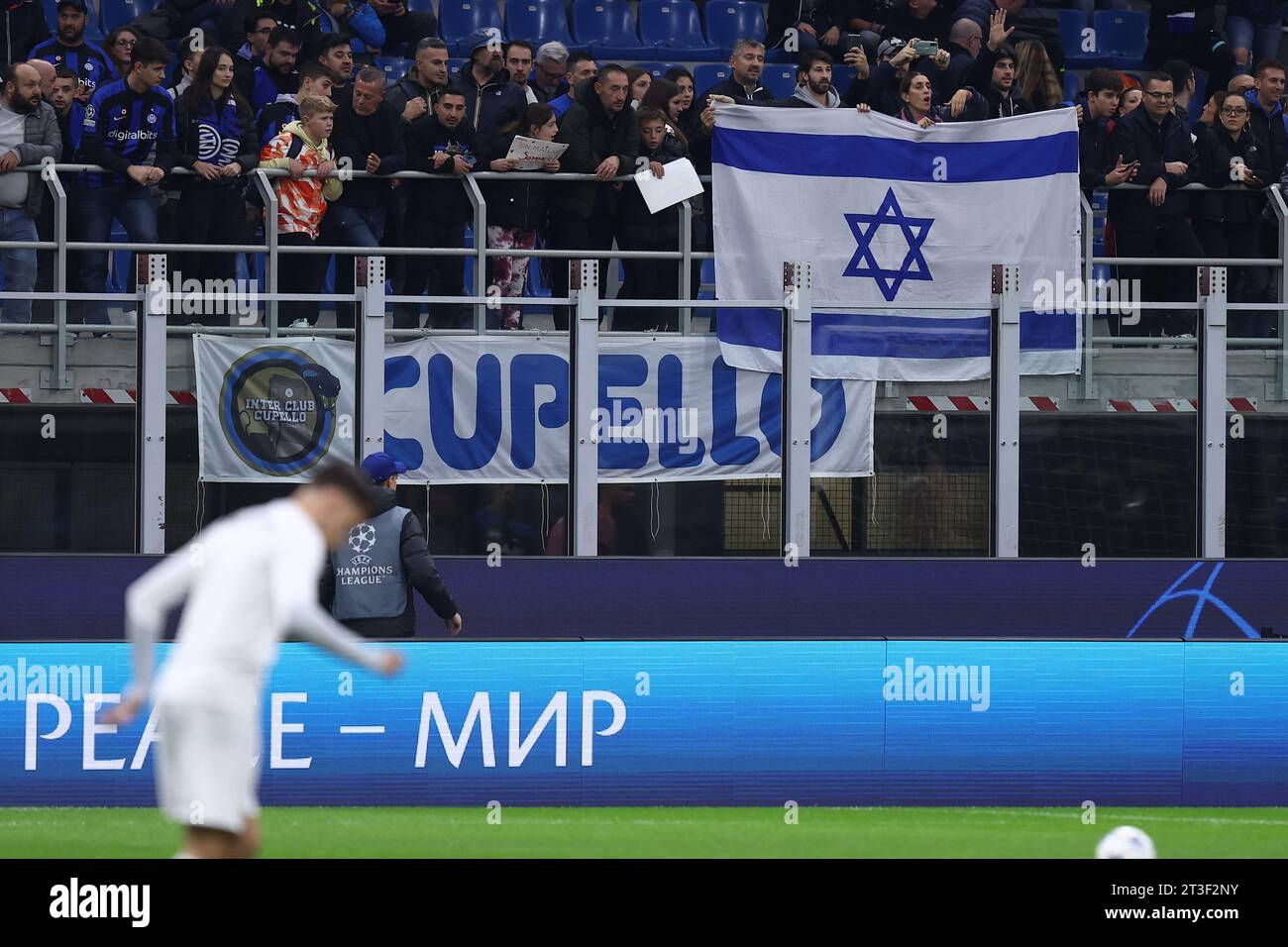 Milano, Italia. 24 ottobre 2023. Una bandiera dello Stato di Israele è esposta durante la partita di UEFA Champions League tra FC Internazionale e FC Salzburg allo Stadio Giuseppe Meazza il 24 ottobre 2023 a Milano, Italia . Crediti: Marco Canoniero/Alamy Live News Foto Stock