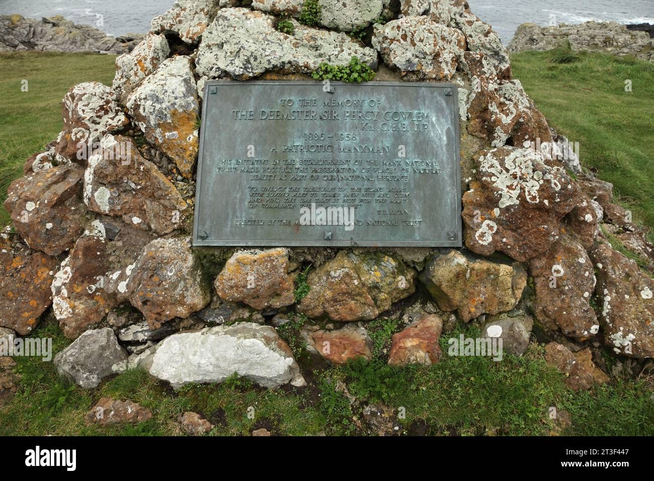 Targa in memoria del conservatore Sir Percy Cowley, Rushen, Isola di Man. Foto Stock