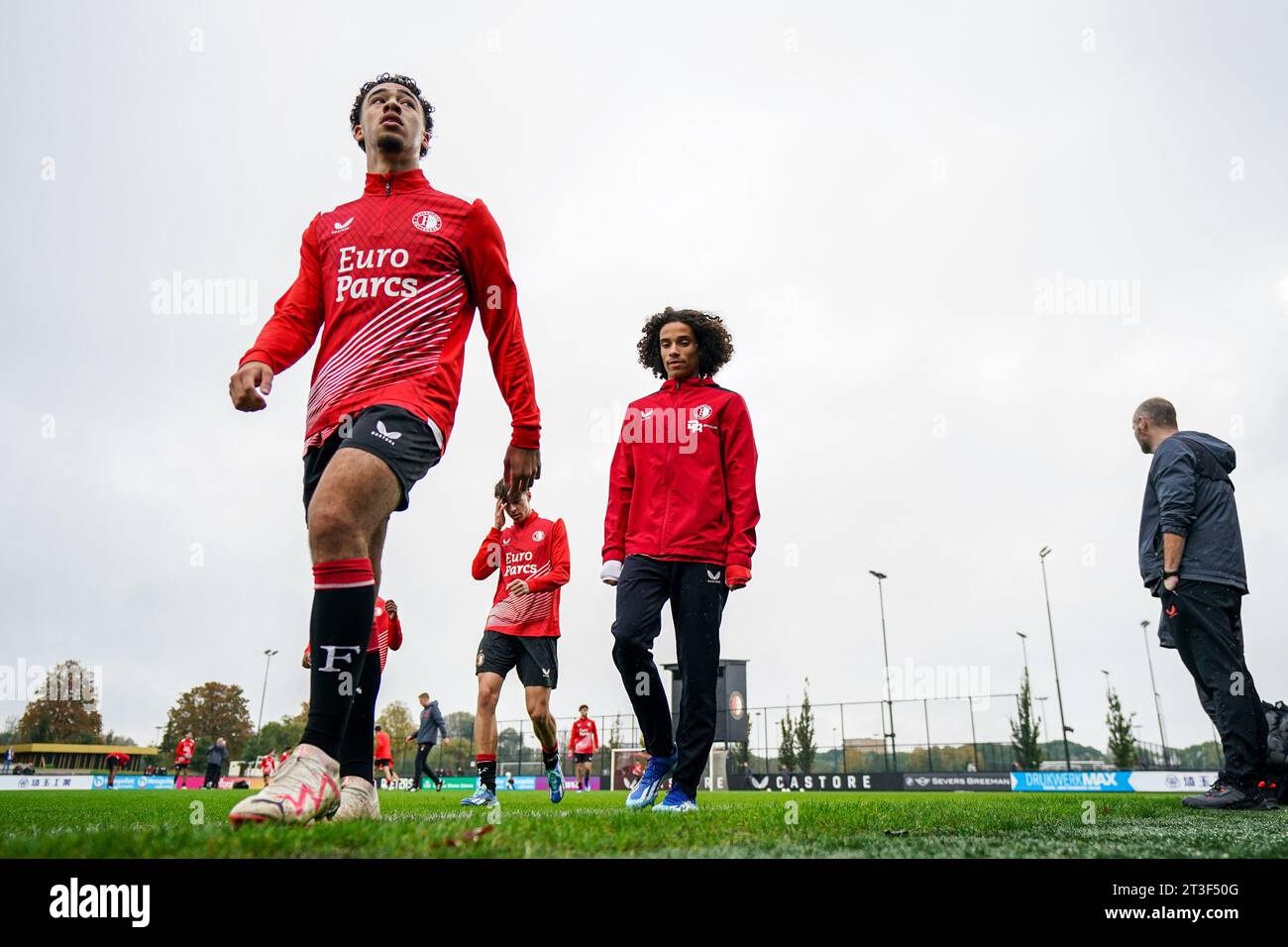 Rotterdam, Paesi Bassi. 25 ottobre 2023. Rotterdam - Jayden Candelaria del Feyenoord O19, Gjivai Zechiel del Feyenoord O19 durante la terza tappa della fase a gironi della UEFA Youth League tra Feyenoord O19 e SS Lazio O19 a Nieuw Varkenoord il 25 ottobre 2023 a Rotterdam, Paesi Bassi. Credito: Immagini da Box a Box/Alamy Live News Foto Stock