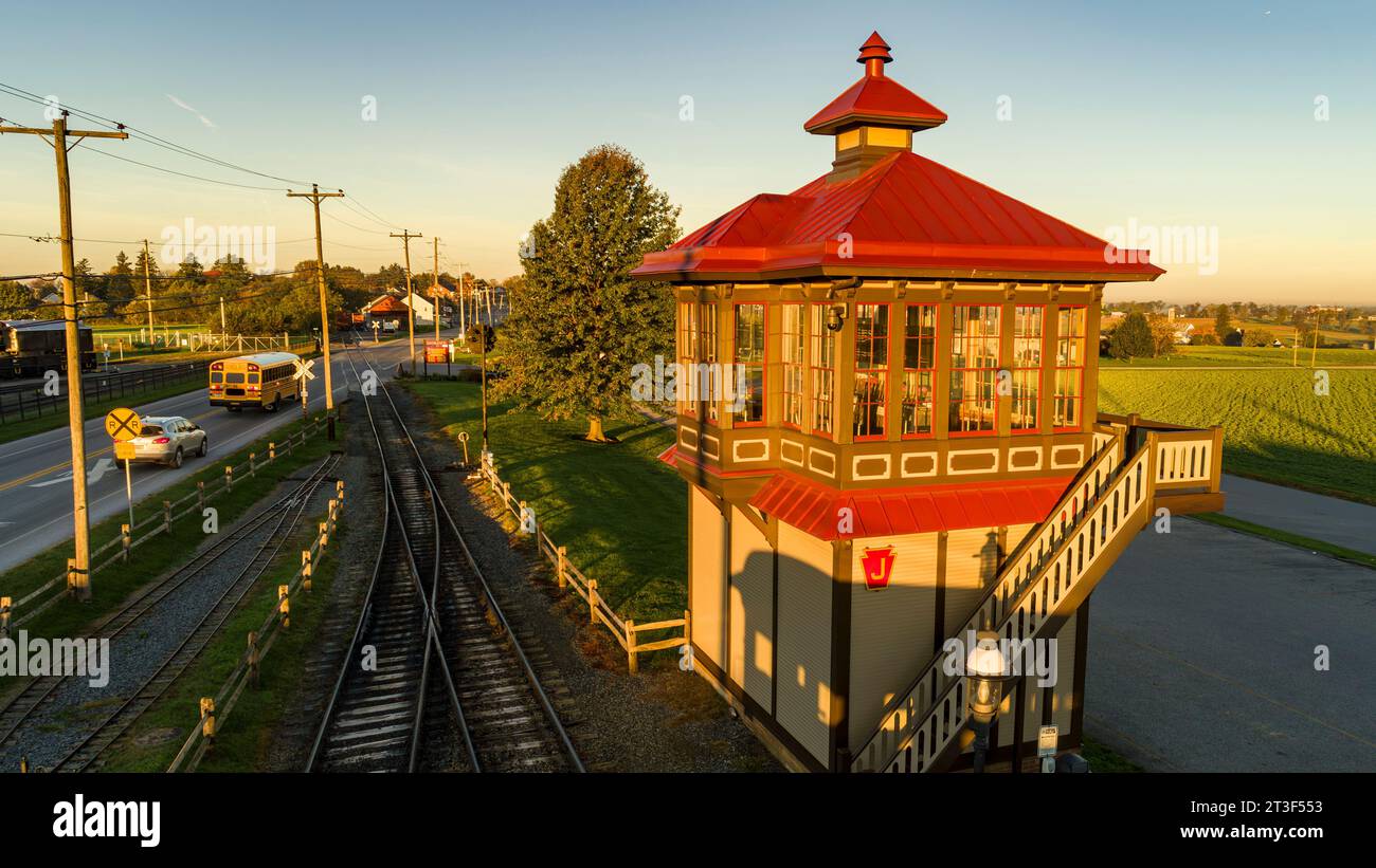 Strasburg, Pennsylvania, 28 ottobre 2021 - An Aerial View of a restored Railroad switching Tower at Sunrise Foto Stock