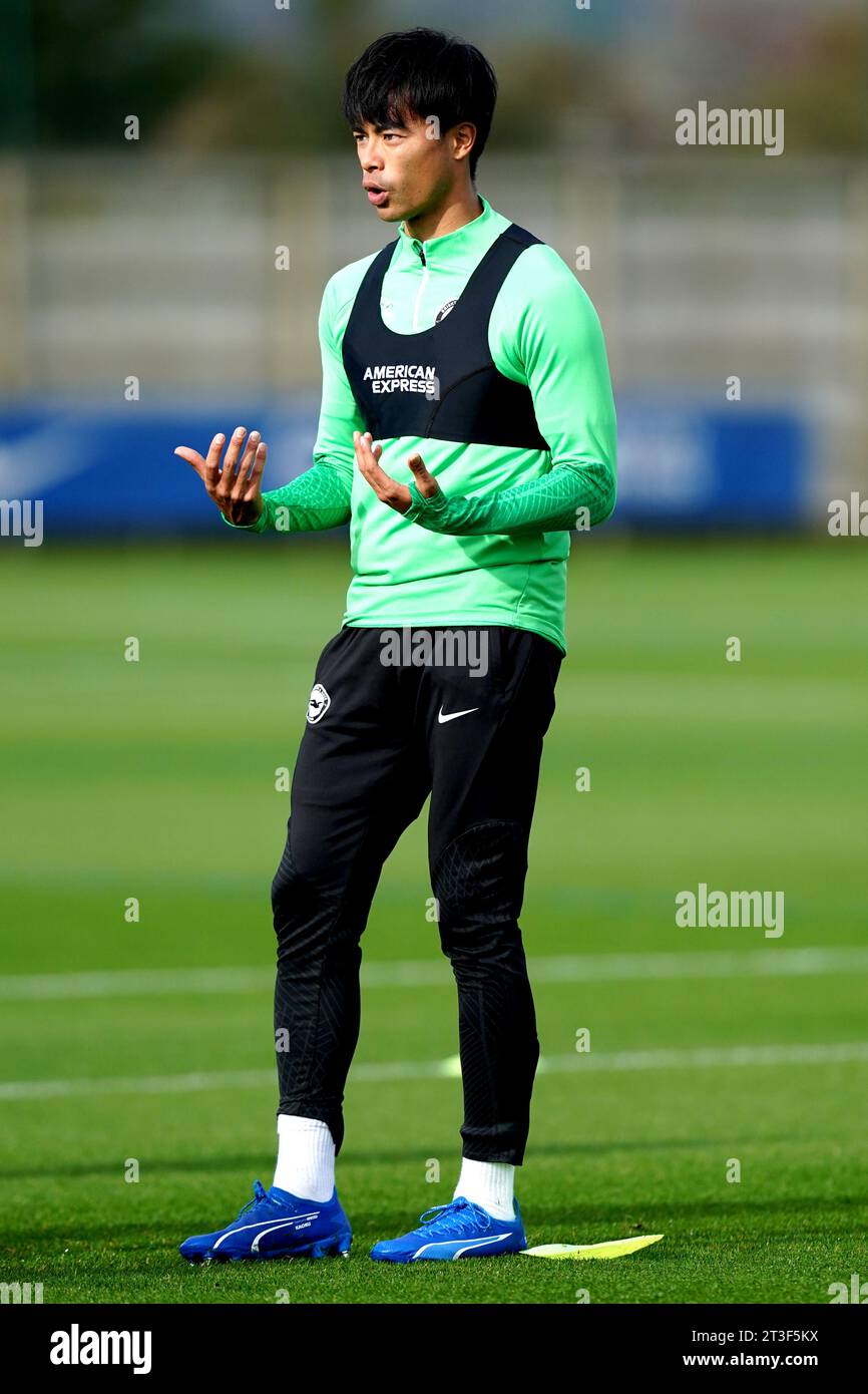 Kaoru Mitoma di Brighton e Hove Albion durante una sessione di allenamento presso l'American Express Elite Football Performance Centre, Lancing. Data foto: Mercoledì 25 ottobre 2023. Foto Stock