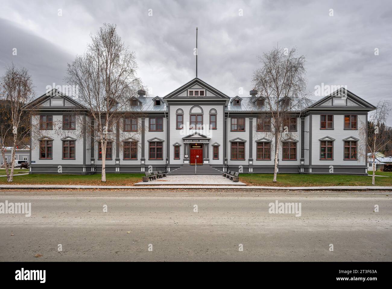 Dawson City, Yukon, Canada – 5 ottobre 2023: Esterno dello storico museo in legno di Dawson City Foto Stock