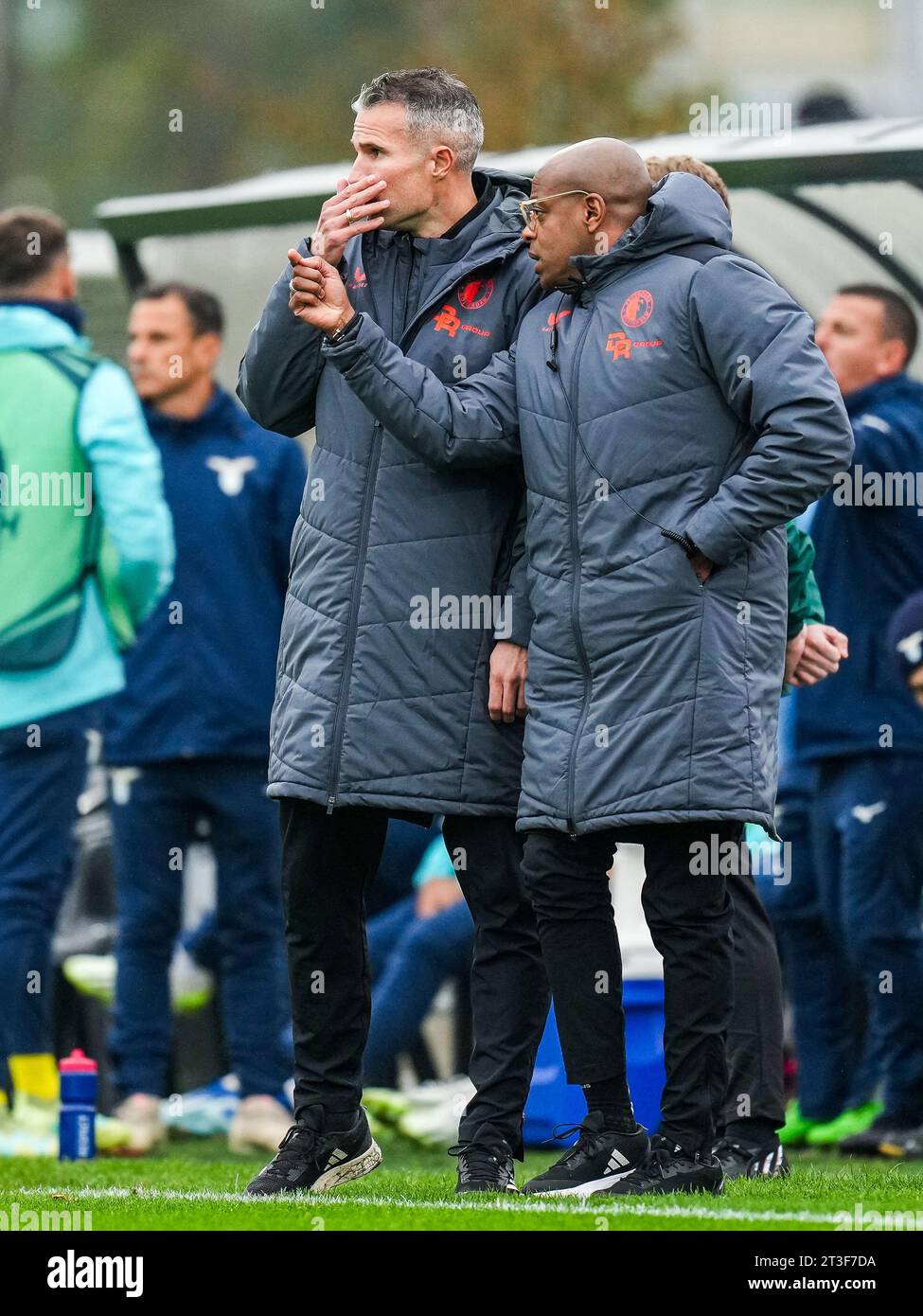 Rotterdam, Paesi Bassi. 25 ottobre 2023. Rotterdam - allenatore del Feyenoord O19 Robin van Persie, Feyenoord O19 assistente-allenatore Brian Pinas durante la terza tappa della fase a gironi della UEFA Youth League tra Feyenoord O19 e SS Lazio O19 a Nieuw Varkenoord il 25 ottobre 2023 a Rotterdam, Paesi Bassi. Credito: Immagini da Box a Box/Alamy Live News Foto Stock