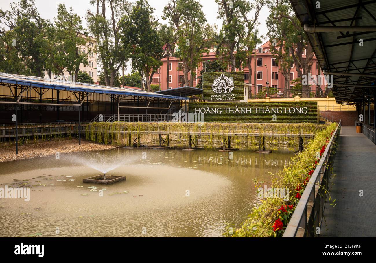 Lo stagno centrale e gli scavi archeologici su entrambi i lati dell'antica Cittadella di Thang Long ad Hanoi, Vietnam Foto Stock