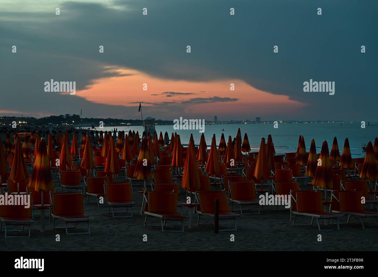 Ombrelloni chiusi sulla spiaggia di Cesenatico Riviera Adriatica, Italia Foto Stock