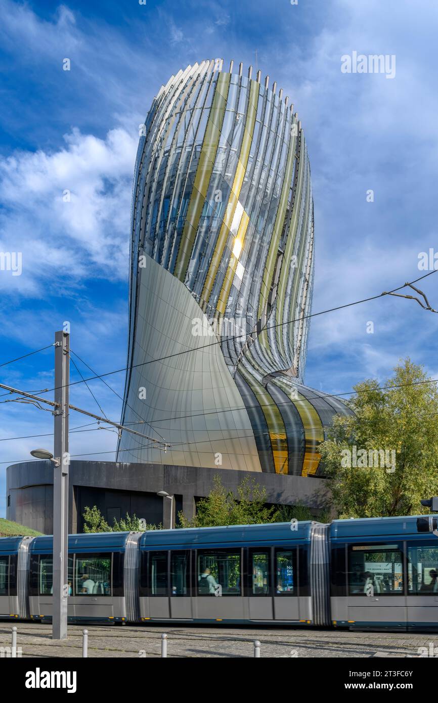 La Cité du Vin è un museo dedicato al vino di Bordeaux. Xhibition, spettacoli, film e seminari a tema vinicolo a Bordeaux, Francia. Aperto a maggio 2022. Foto Stock
