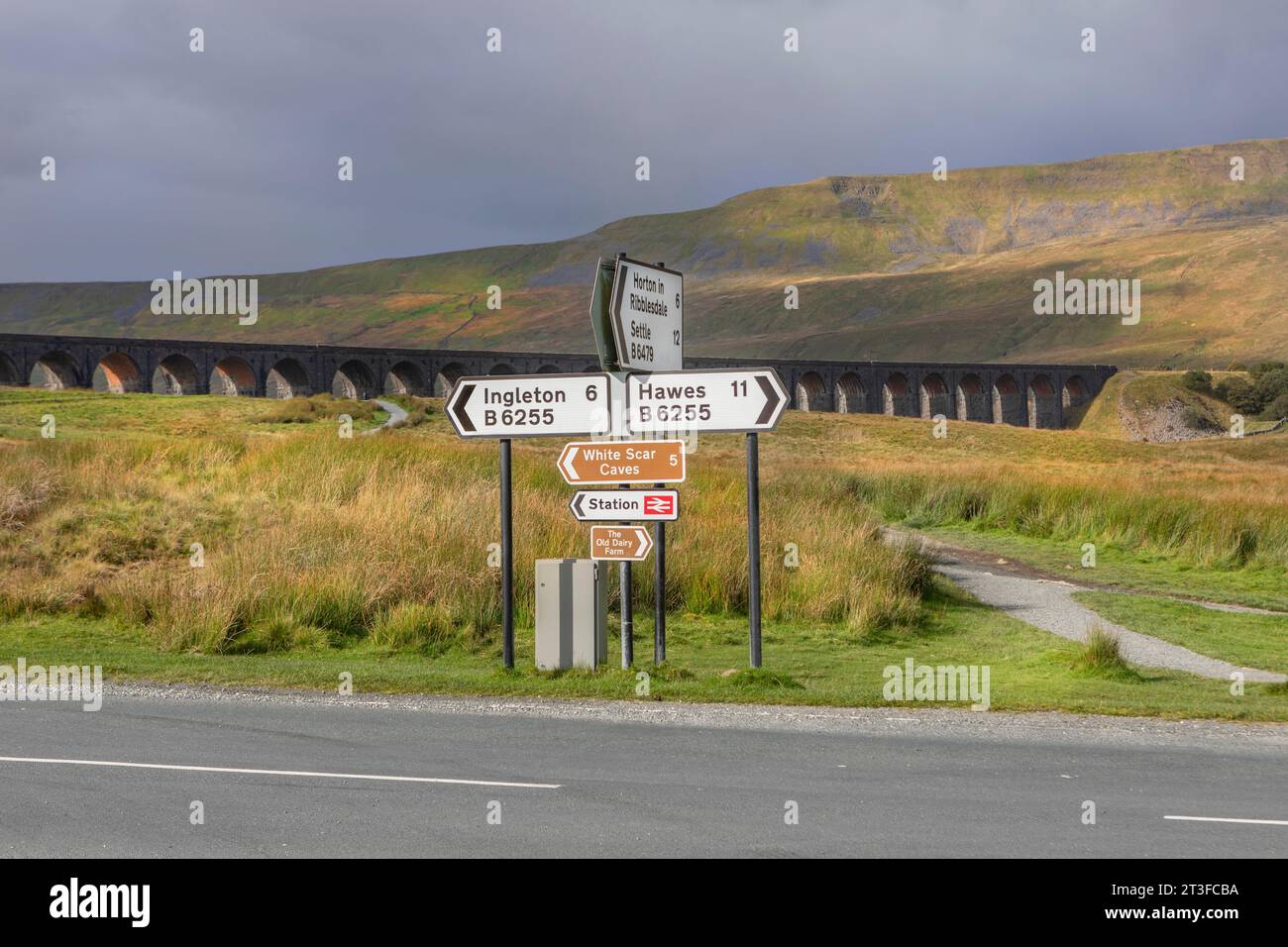 Un segnale stradale per Horton a Ribblesdale, Settle, Hawes e Ingleton al viadotto Ribblehead. Foto Stock