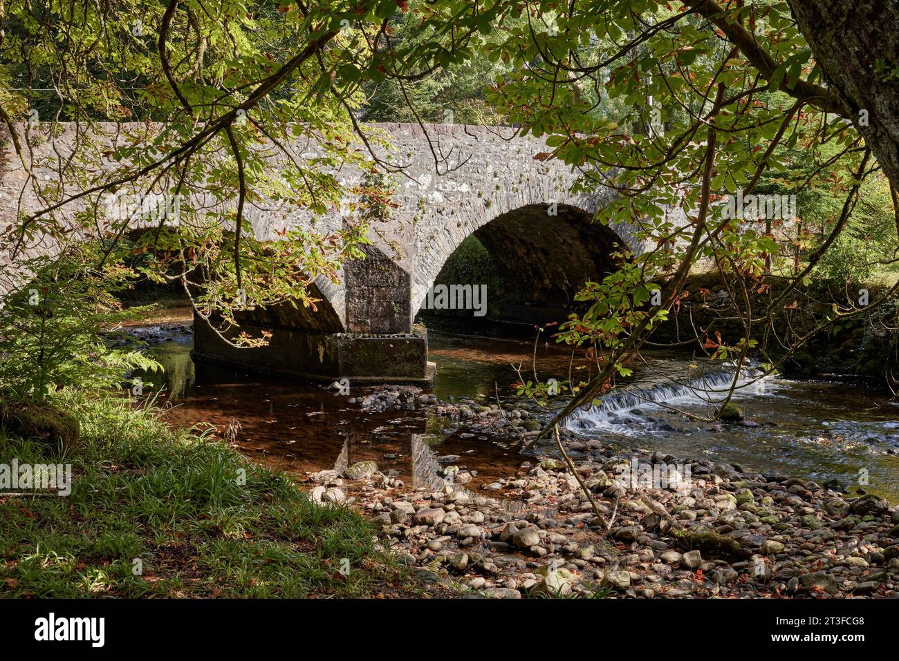 Tradizionale ponte in pietra a 2 archi che porta la B839 sul fiume Goil fino a Lochgoildhead. Argyll e Bute, Scozia Foto Stock