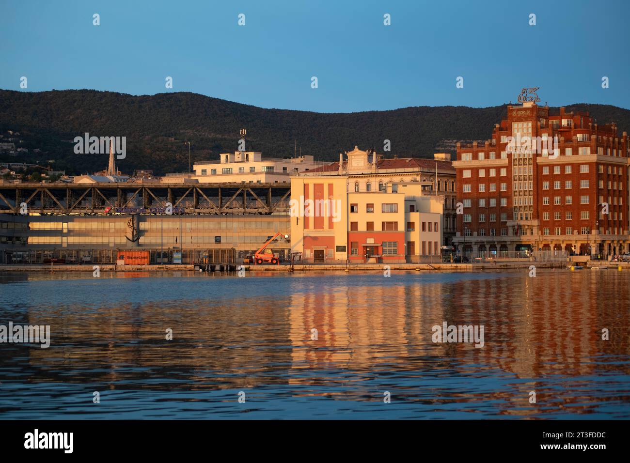 Skyline di Trieste al tramonto: Palazzo Berlam. Italia Foto Stock