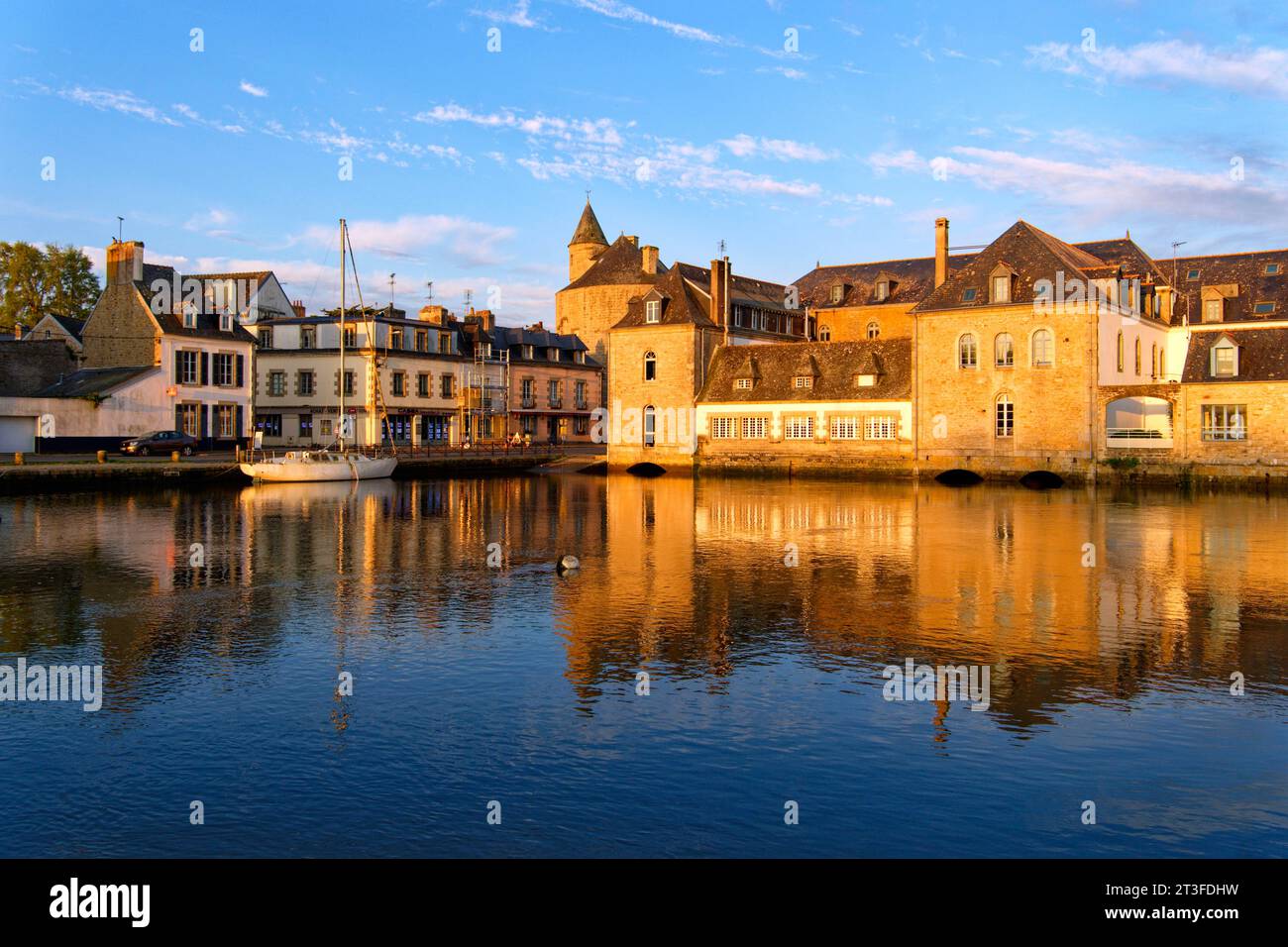 Francia, Finistere, Pont l'Abbe, il porto commerciale e il ponte vissuto (le pont habité), municipio ospitato nell'ex castello sullo sfondo Foto Stock