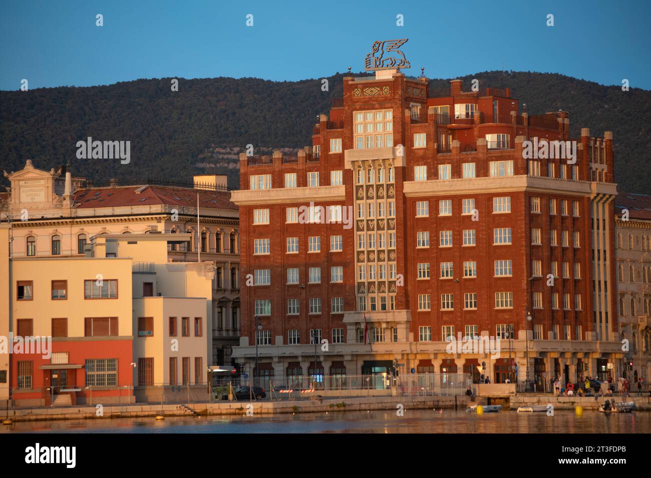 Skyline di Trieste al tramonto: Palazzo Berlam. Italia Foto Stock