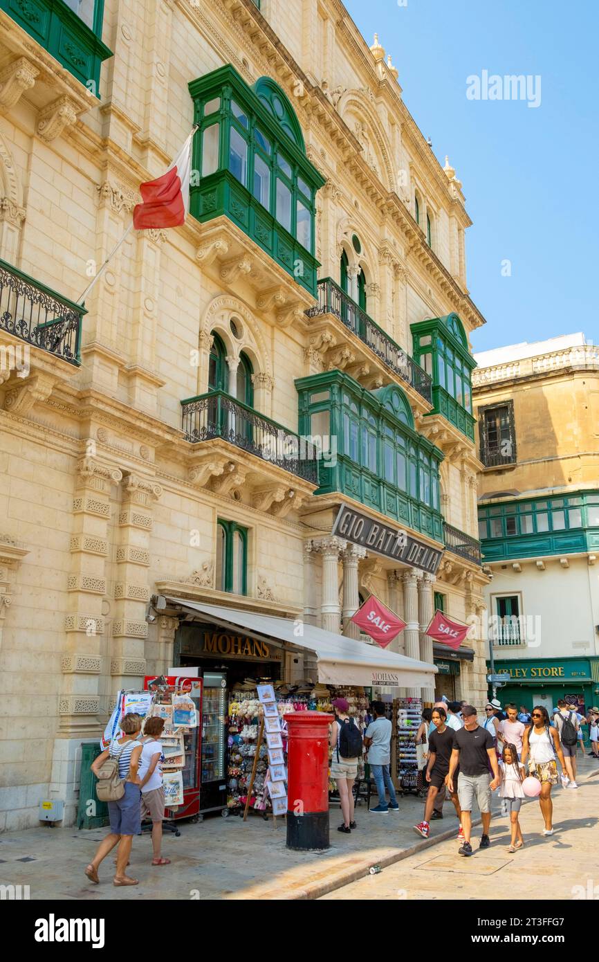 Malta, la Valletta, città dichiarata Patrimonio dell'Umanità dall'UNESCO, via della Repubblica, Palazzo Ferreria (1876) in stile gotico veneziano è opera dell'architetto maltese Giuseppe Bonavia, facciata con il suo balcone chiuso con la sua veranda in legno Foto Stock
