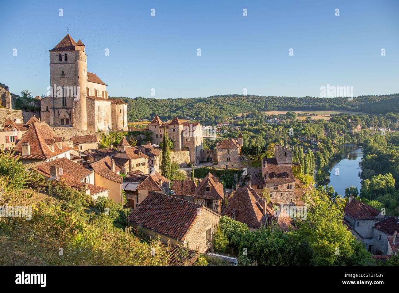 St Cirq Lapopie, Lot, Francia, Vista del villaggio sulla scogliera nel suo paesaggio sopra la valle del fiume Lot. Foto Stock