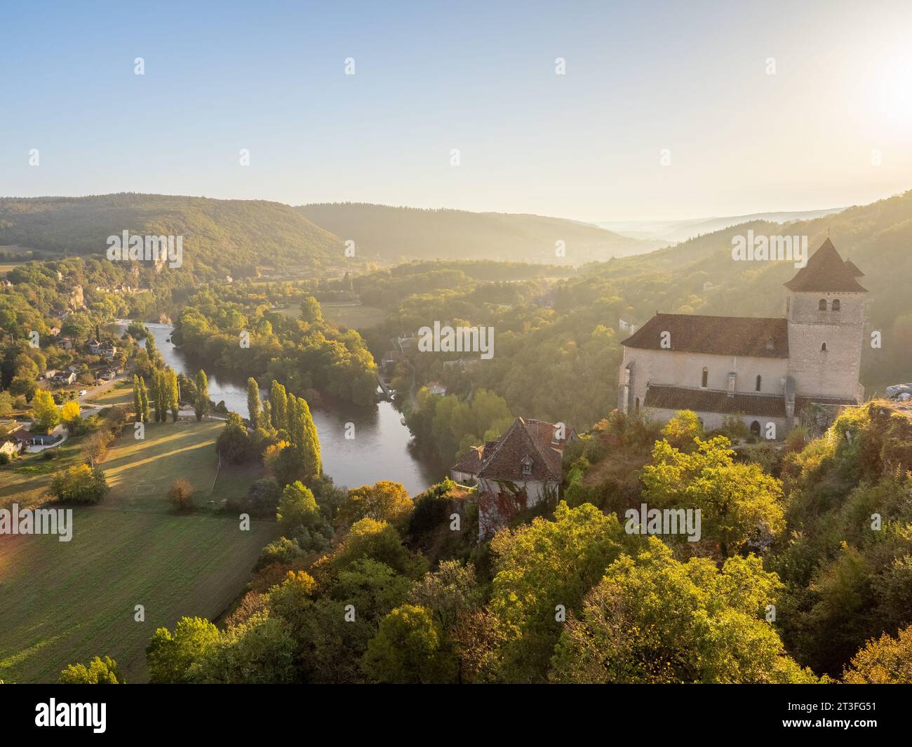 St Cirq Lapopie, Lot, Francia, Vista del villaggio sulla scogliera nel suo paesaggio sopra la valle del fiume Lot all'alba. Foto Stock