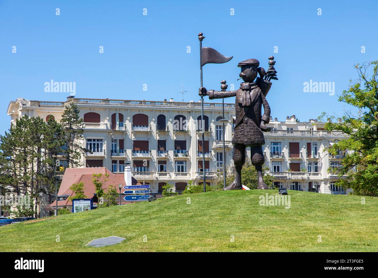 Francia, Pas de Calais, Cote d'Opale, le Touquet, statua del piccolo caddy (grande uccellino) creata dall'artista Alain Godon Foto Stock