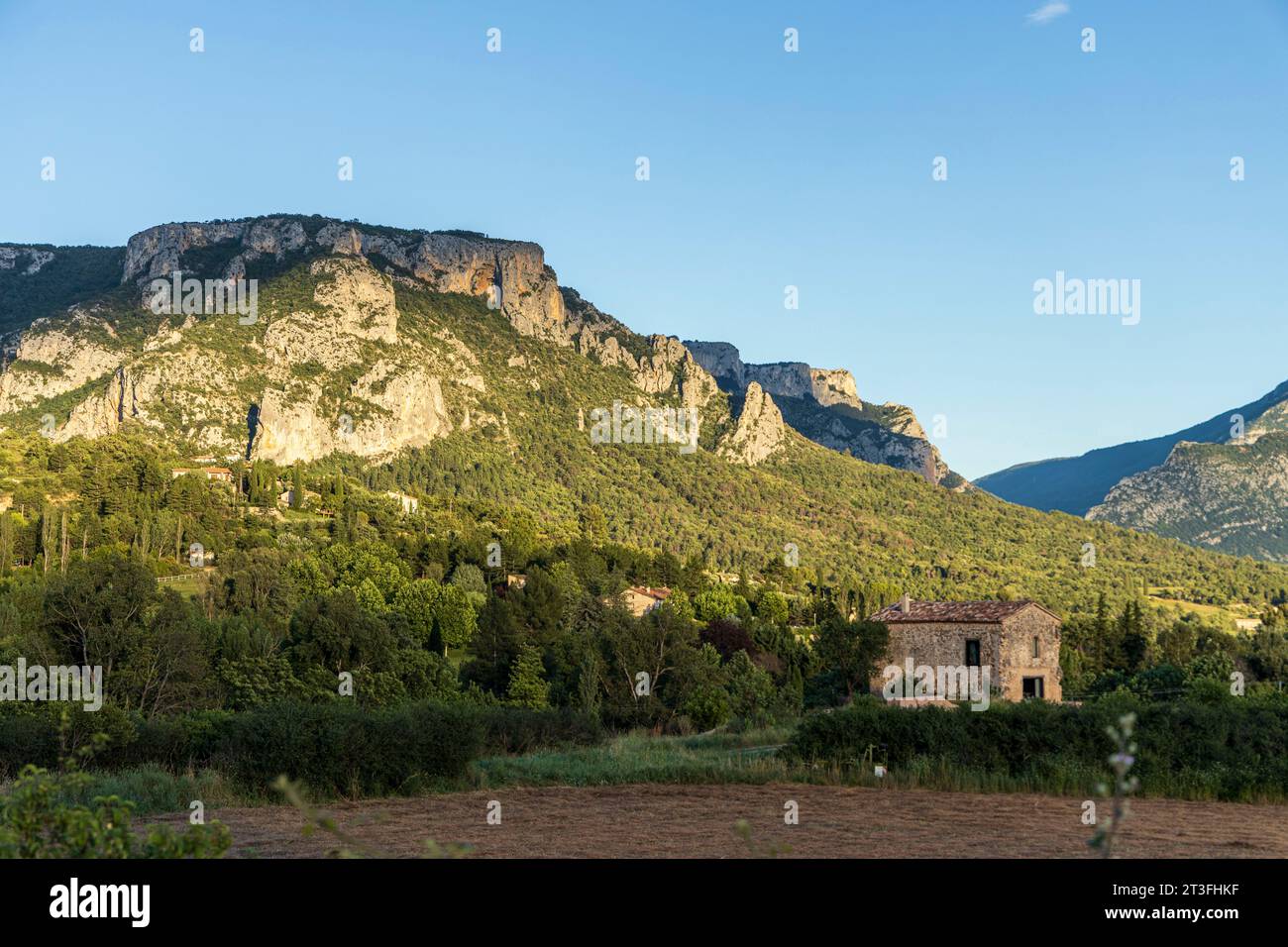Francia, Alpes-de-Haute-Provence, parco naturale regionale del Verdon, scogliera calcarea vicino al villaggio di Moustiers-Sainte-Marie, etichettati come i più bei villaggi della Francia Foto Stock