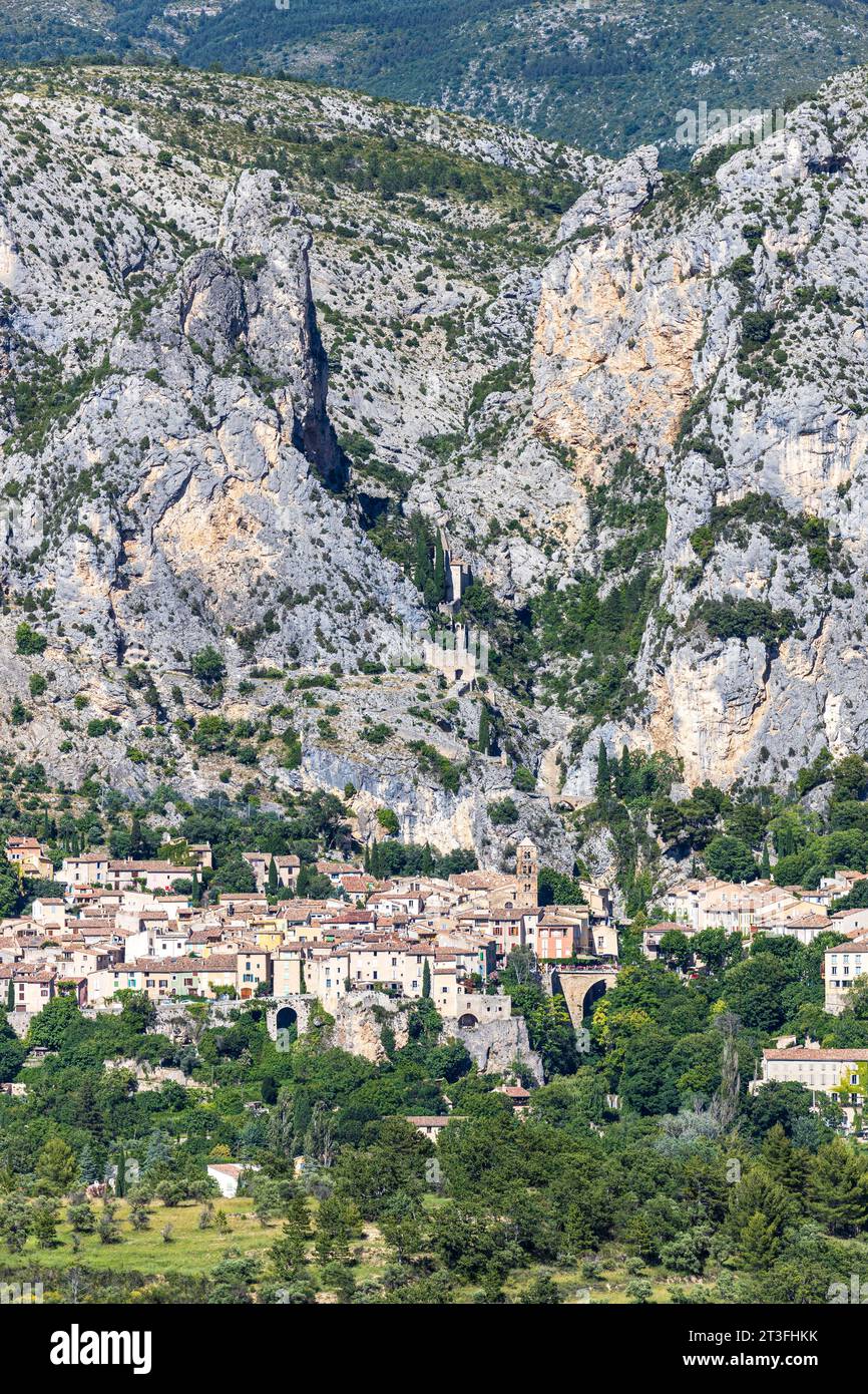 Francia, Alpes-de-Haute-Provence, parco naturale regionale del Verdon, Moustiers-Sainte-Marie, etichettati i villaggi più belli della Francia, vista generale del villaggio Foto Stock