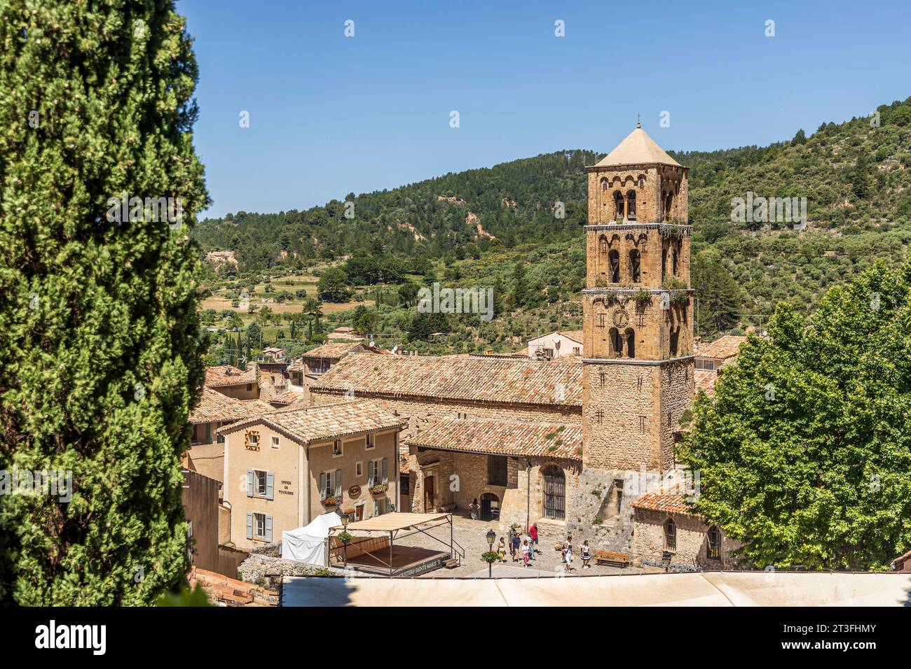 Francia, Alpes-de-Haute-Provence, Parco naturale regionale del Verdon, Moustiers-Sainte-Marie, etichettato come i villaggi più belli della Francia, la chiesa di Notre-Dame-de-l'Assomption Foto Stock