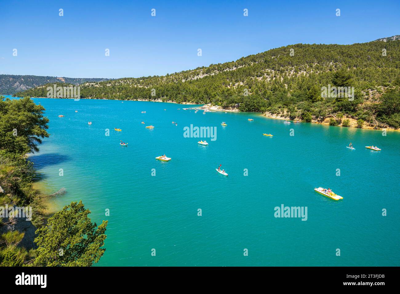 Francia, Alpes-de-Haute-Provence, parco naturale regionale del Verdon, lago di Sainte-Croix visto dal ponte alla foce delle Gorges du Verdon Foto Stock