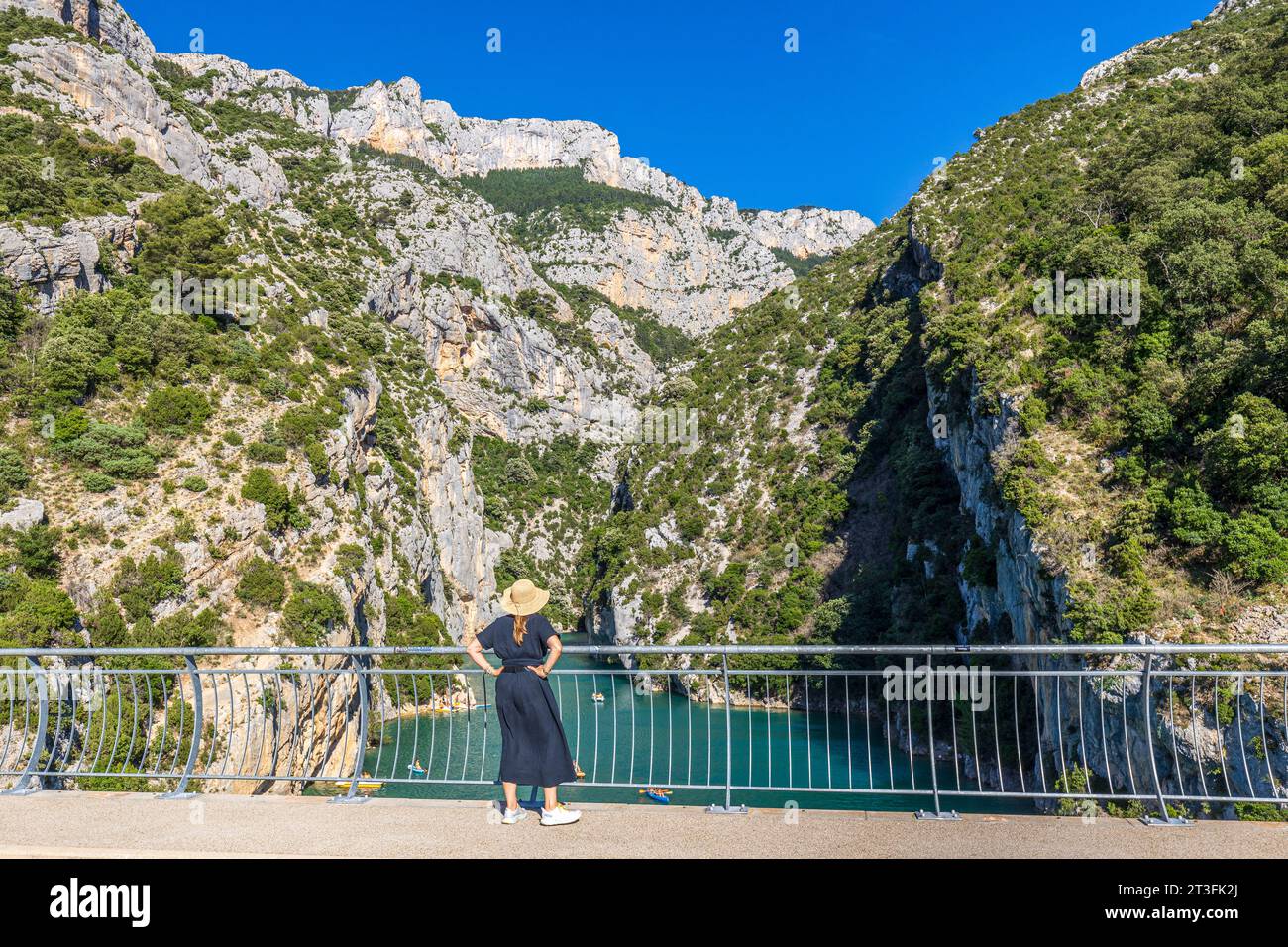 Francia, Alpes-de-Haute-Provence, parco naturale regionale del Verdon, Grand Canyon del Verdon, gole del Verdon, vista dal ponte alla foce del lago Sainte-Croix Foto Stock