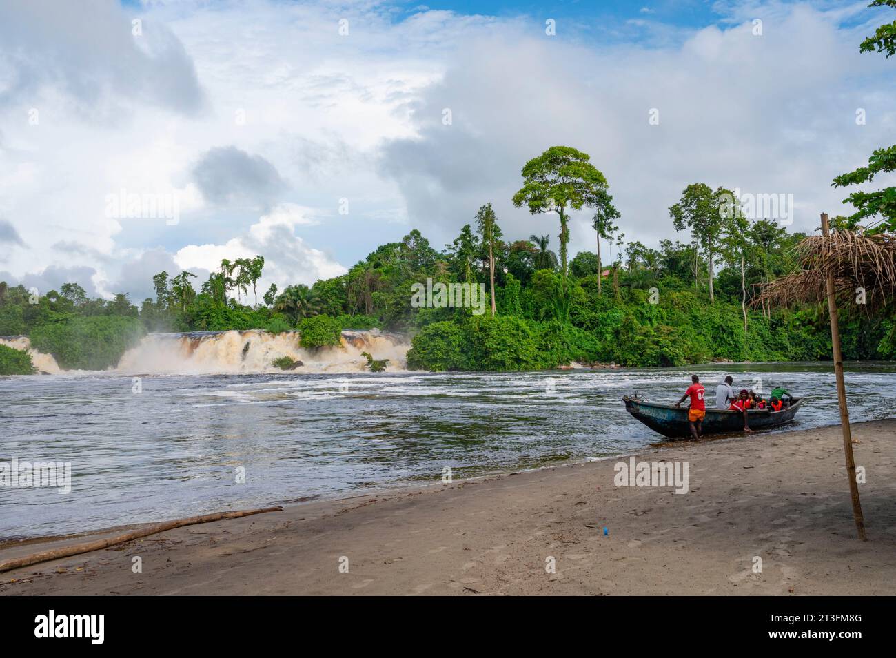 Camerun, zona sud, distretto oceanico, Kiribi, barca turistica di fronte alle cascate di la Lobé Foto Stock