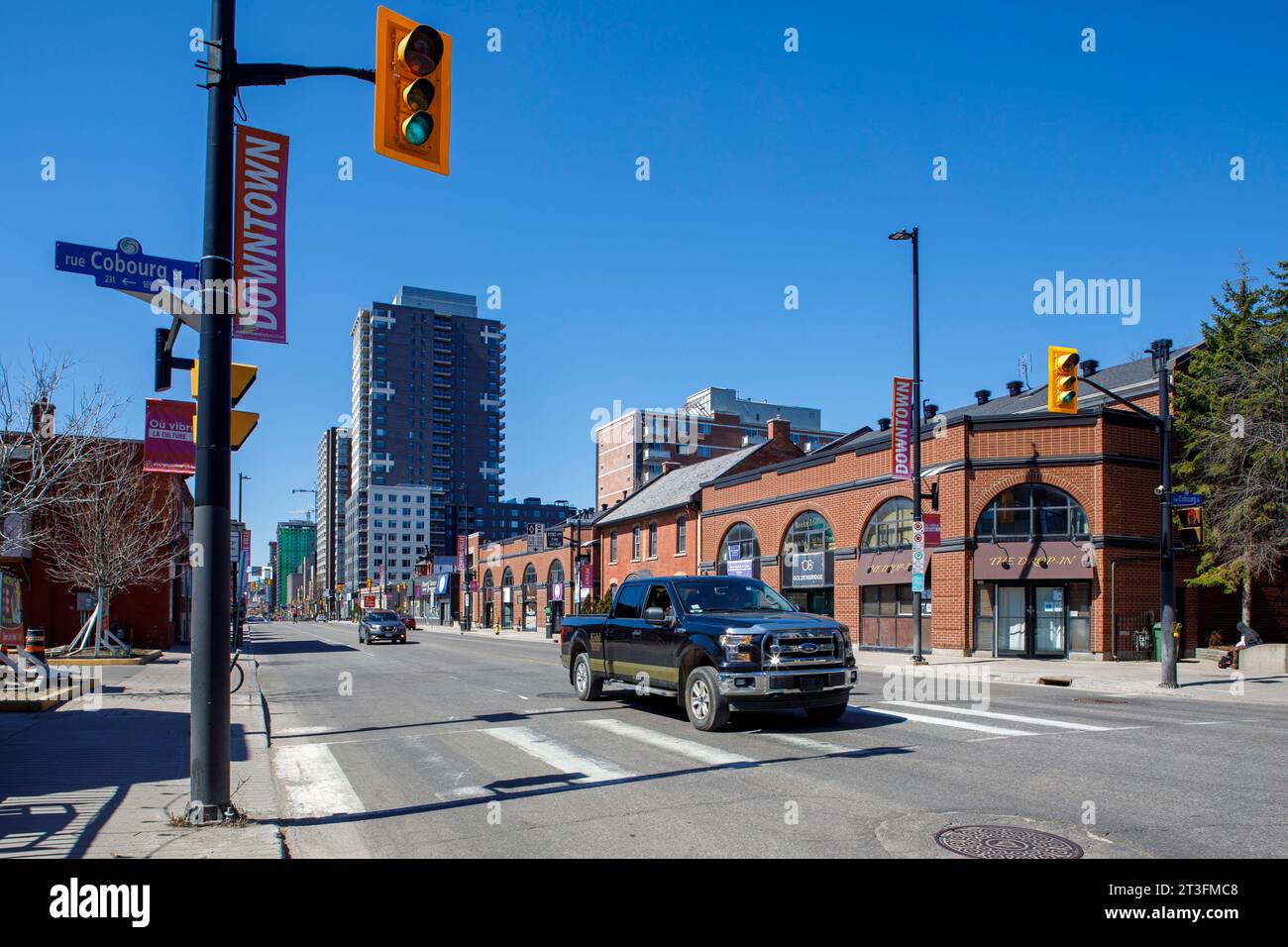 Canada, provincia dell'Ontario, città di Ottawa, città bassa, Rideau Street all'incrocio di Cobourg Street, pick-up Ford 4x4 SUV Foto Stock