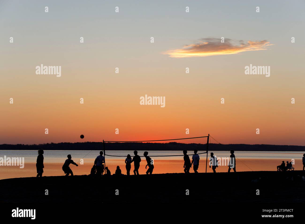 Canada, provincia di Quebec, regione di Outaouais, città di Gatineau, settore Aylmer, gioco di Beach volley al porto al tramonto Foto Stock