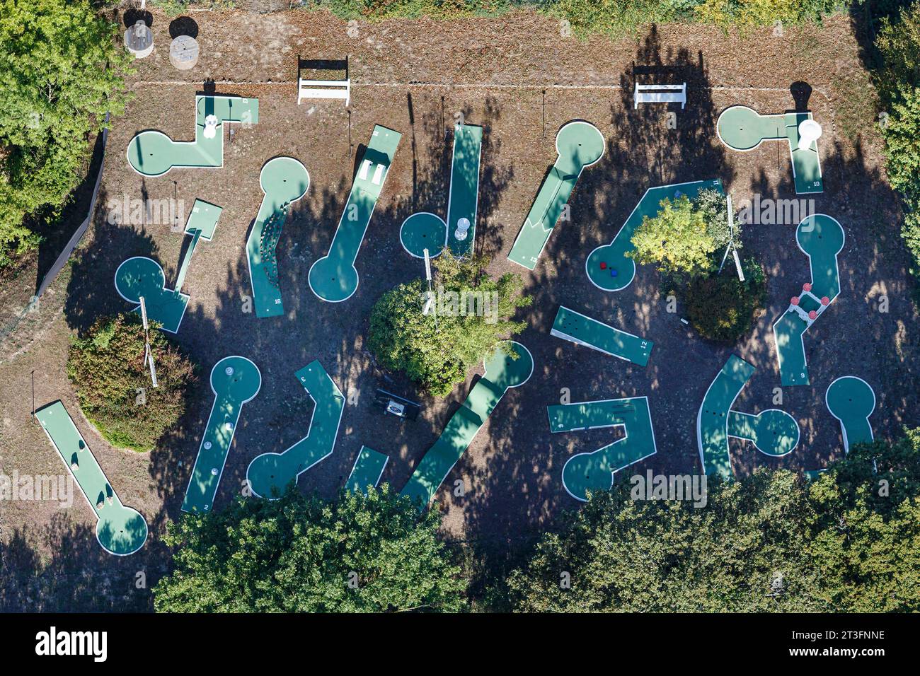 Francia, Vendee, Apremont, il villaggio, mini golf (vista aerea) Foto Stock