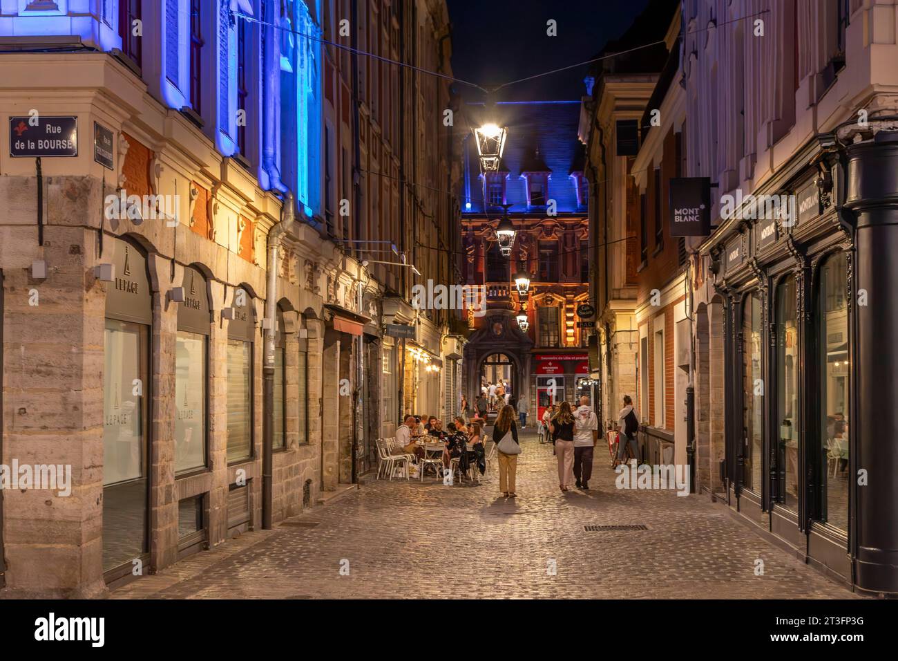 Francia, Nord, Lille, via Couronnes 3 affacciata sulla vecchia borsa valori Foto Stock