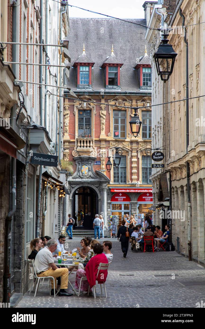 Francia, Nord, Lille, via Couronnes 3 affacciata sulla vecchia borsa valori Foto Stock