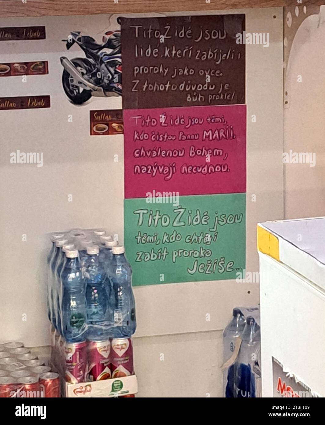 Gli agenti di polizia di Pilsen stanno indagando su un poster con un testo anti-ebraico apparso nello snack bar Sultan Kebab a Kopecky Orchards nel centro di Pilsen, raffigurato qui il 25 ottobre 2023. Il negoziante che ha pubblicato il manifesto non ha nascosto la sua opinione negativa su Israele in un'intervista con l'agenzia di stampa ceca (CTK). Egli non ritiene che il movimento radicale palestinese Hamas, i cui membri hanno ucciso 1.400 persone, per lo più civili, in un attacco a Israele il 7 ottobre, sia sbagliato, ha detto a un giornalista del CTK. (CTK Photo/Lada Peskova) Foto Stock