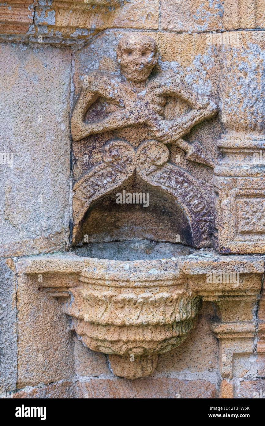 Francia, Finistere, la Roche-Maurice, Parish Close, Saint-Yves Church, bassorilievo della cappella-ossario di Sainte-Anne (1639-1640), sormontato dall'ankou e dal suo dardo, personificazione della morte Foto Stock