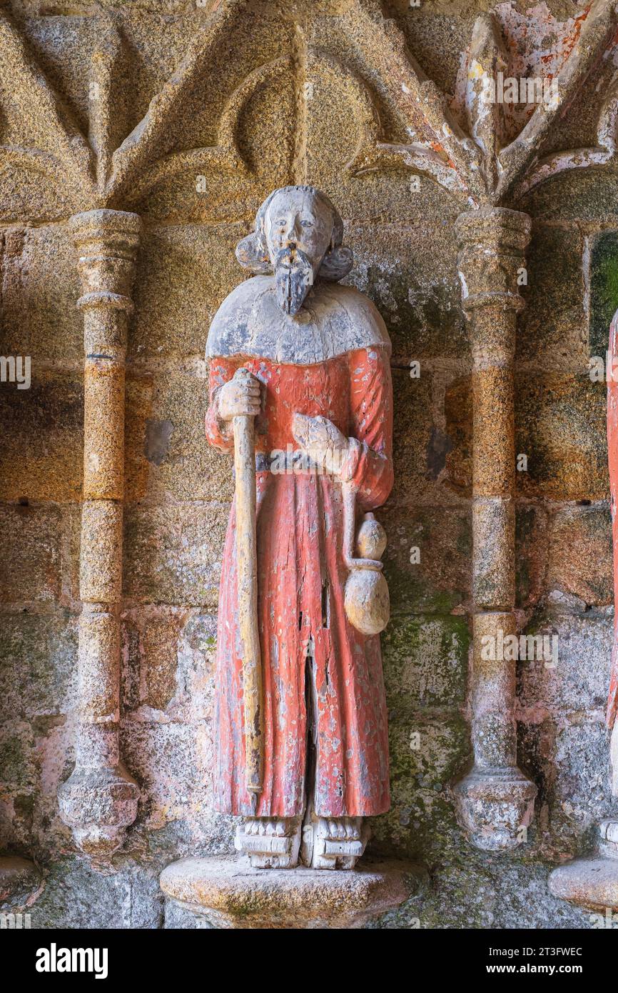 Francia, Cotes d'Armor, Plouha, frazione Kermaria, cappella Kermaria-an-Iskuit del XIII secolo, statue dei dodici apostoli nel portico d'ingresso, San Giacomo il maggiore e il bastone del suo pellegrino Foto Stock