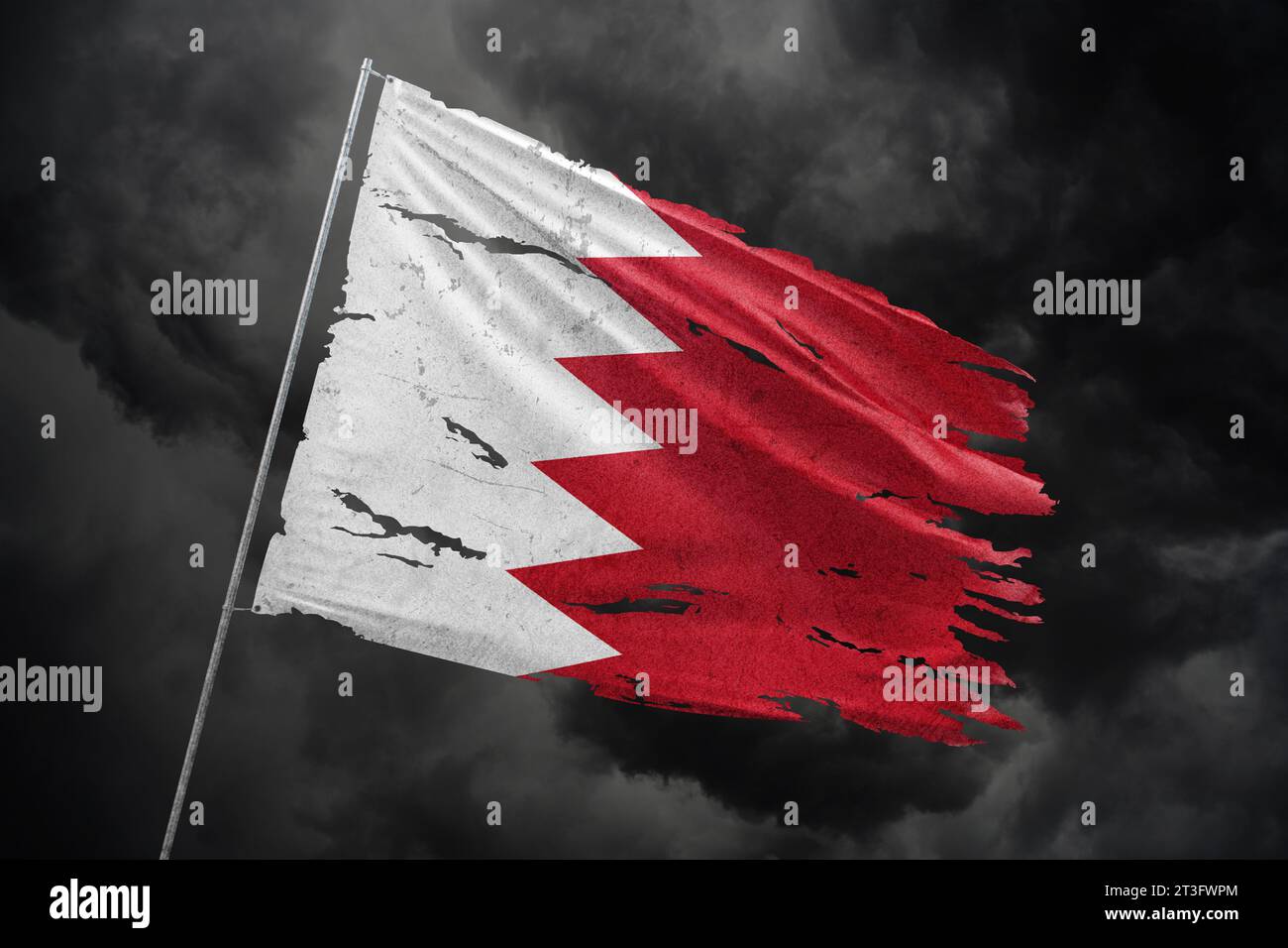 Bandiera del Bahrain strappata su sfondo cielo scuro. Foto Stock