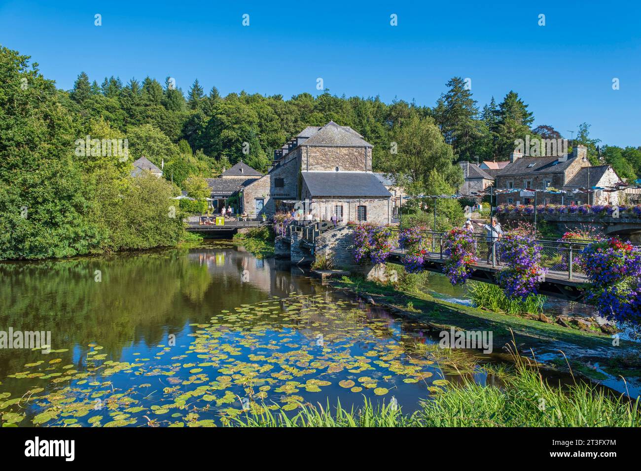 Francia, Morbihan, la Gacilly, Maison Yves Rocher sulle rive del fiume AFF Foto Stock