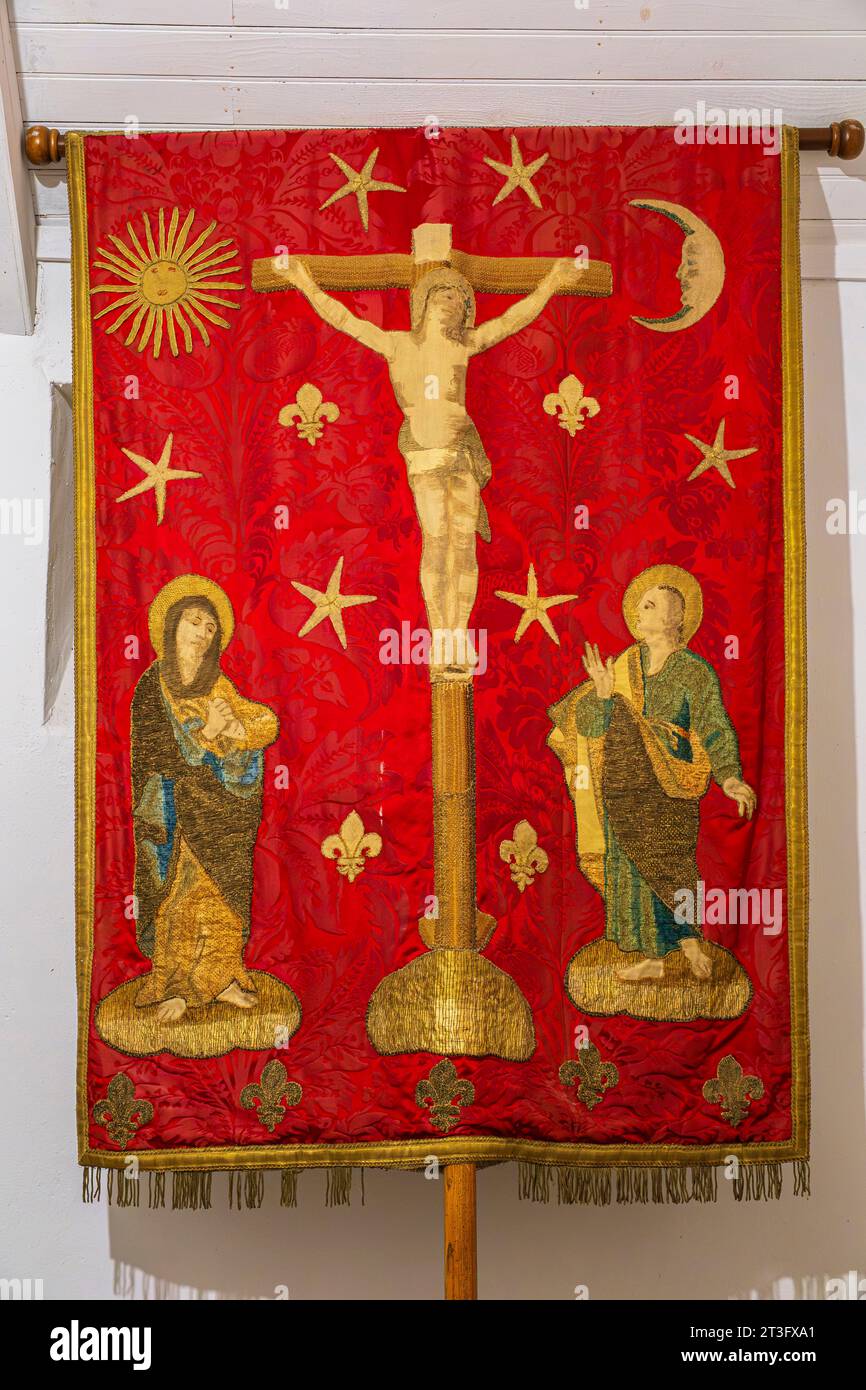 Francia, Morbihan, foresta di Broceliande, Trehorenteuc, Sainte-Onenne o chiesa di Graal che mescola elementi pagani della leggenda arturiana con elementi cristiani, bandiera processuale Foto Stock