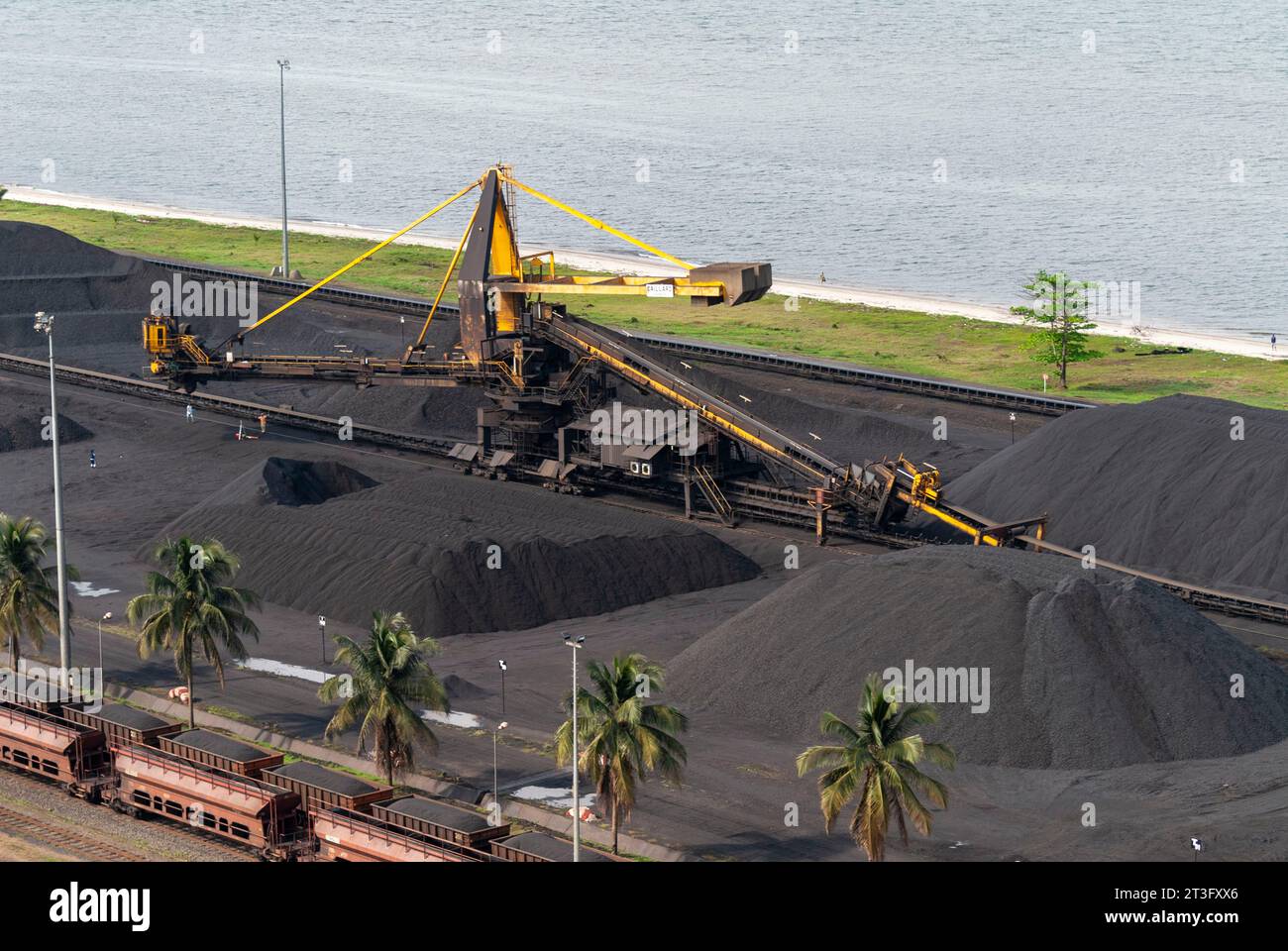 Gabon, Libreville, Estuaire District, Marshalling yard, porto minerario (vista aerea) Foto Stock