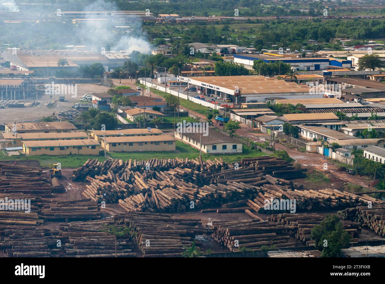 Gabon, Libreville, estuaire District, industria del legno, tronchi (vista aerea) Foto Stock