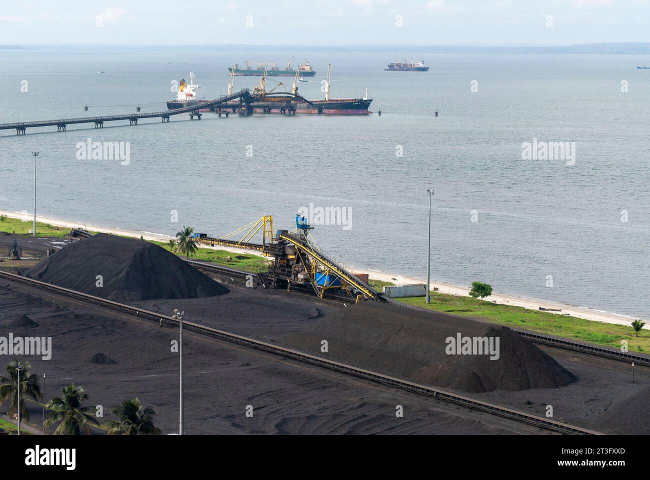 Gabon, Libreville, Estuaire District, Marshalling yard, porto minerario (vista aerea) Foto Stock