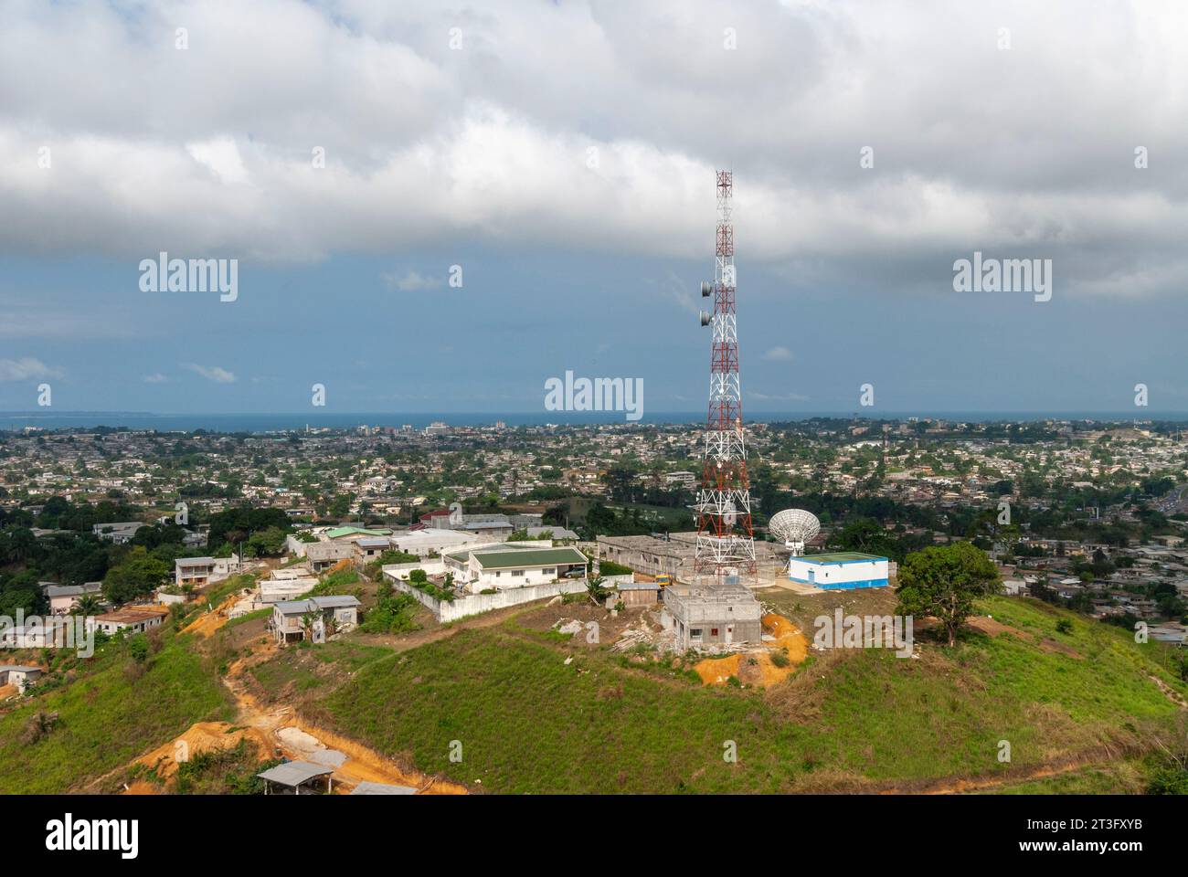 Gabon, Libreville, quartiere Estuaire, torre delle telecomunicazioni (vista aerea) Foto Stock