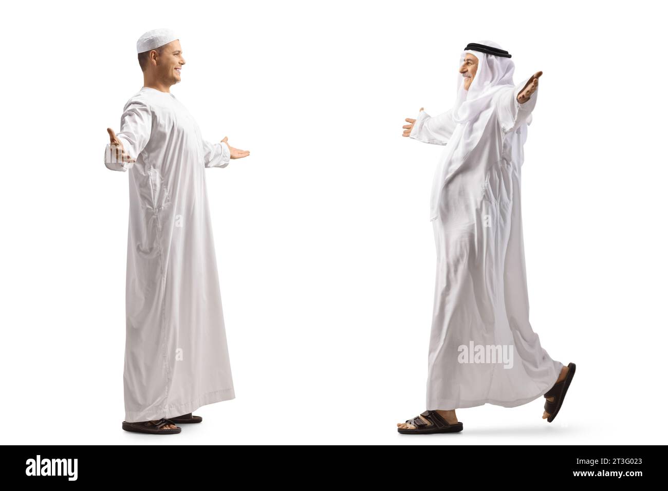 Giovane musulmano in abiti etnici che incontra suo padre isolato su sfondo bianco Foto Stock