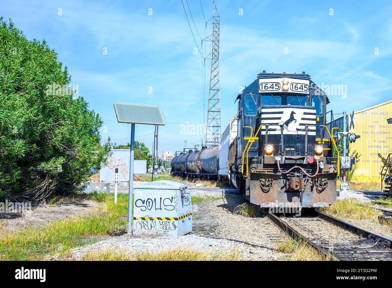 NEW ORLEANS, LA, USA - 21 OTTOBRE 2023: Fronte dell'arrivo della locomotiva Norfolk Southern che tira il carico mentre attraversa Chartres Street Foto Stock