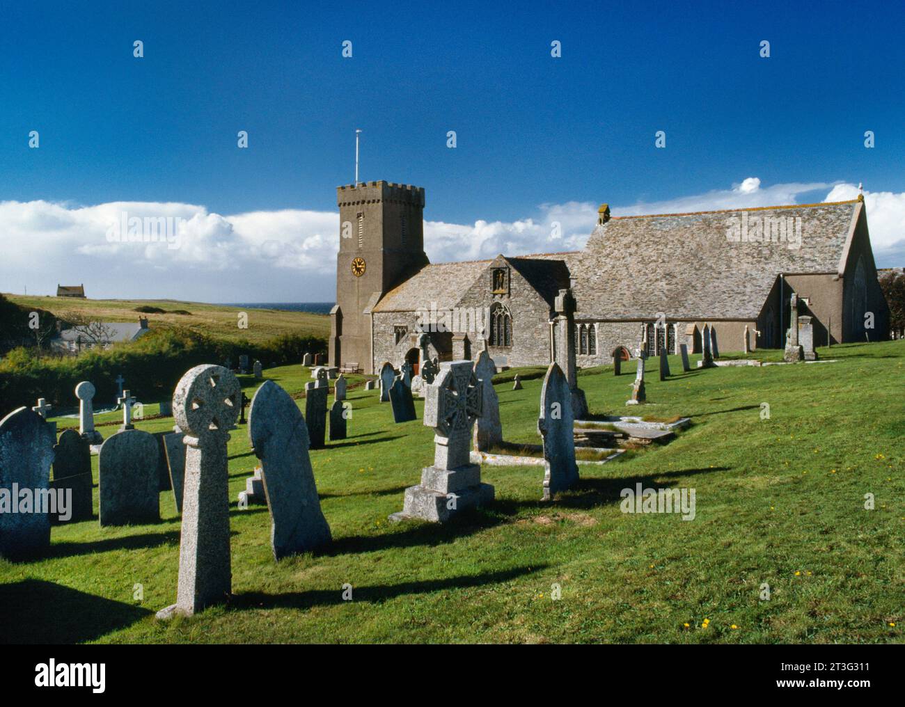 Vista WNW della chiesa di St Carantoc, Cornovaglia, Inghilterra, Regno Unito: Navata normanna ricostruita, C14th Chancel, torre C15th. Fondata per la prima volta dalla C5th Welsh St Carantoc Foto Stock